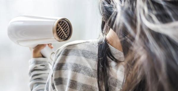 4 اشتباه رایج هنگام خشک کردن مو که موهایتان را نابود می نماید